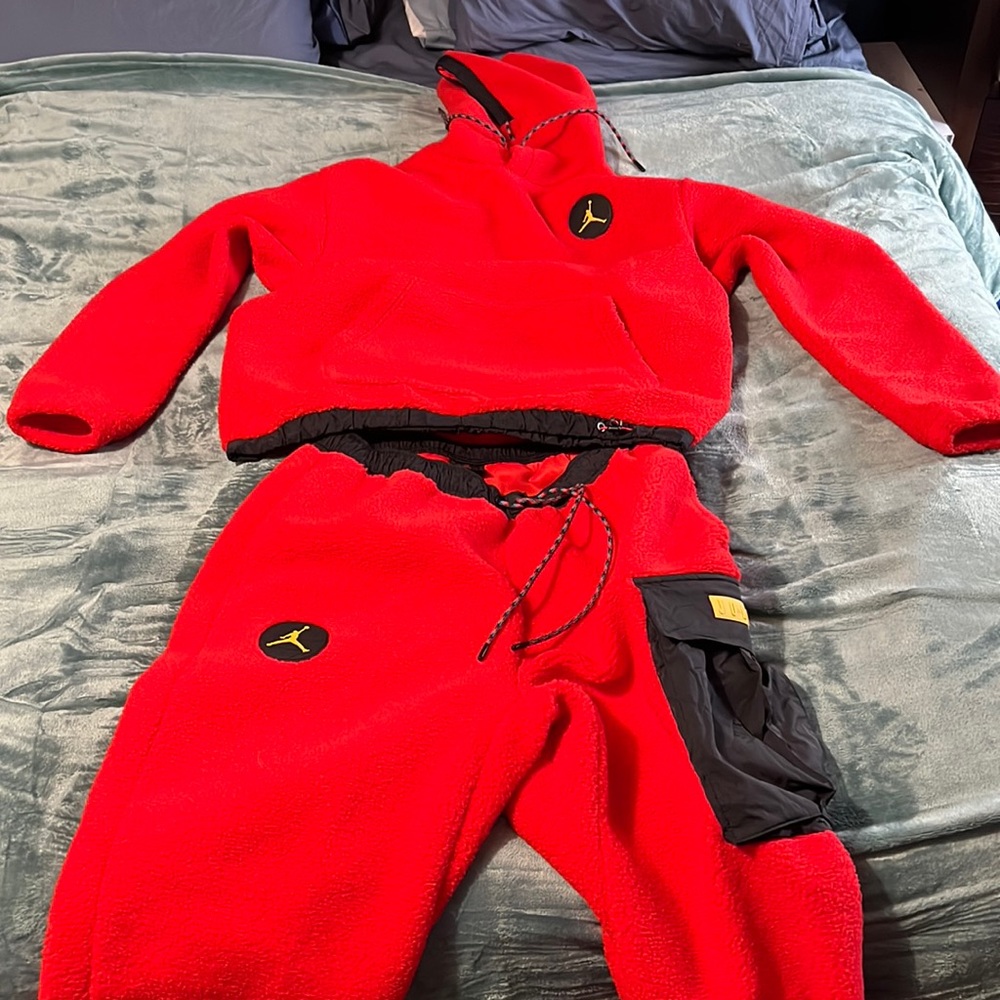Men’s Jordan red fleece sweat suit size L. This is for top and bottom as a set